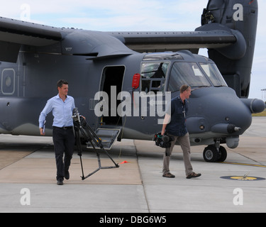 Mitglieder der lokalen Medien und Schweif Spotter nehmen eine 352. Special Operations Group Media Day 26. Juli 2013, auf RAF Mildenhall, England. Fotografen, Rundfunkanstalten, Journalisten und Schweif Spotter sahen die neu zugewiesene MC-130J Commando II und CV- Stockfoto