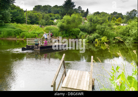 Hampton Loade Fußgängerzone Kabel ferry in Aktion am Fluss Severn Shropshire, anstrengenden Überführung Passagiere über den Fluss Severn Stockfoto