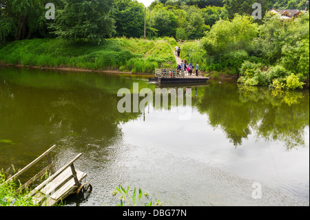 Hampton Loade Fußgängerzone Kabel ferry in Aktion am Fluss Severn Shropshire, anstrengenden Überführung Passagiere über den Fluss Severn Stockfoto