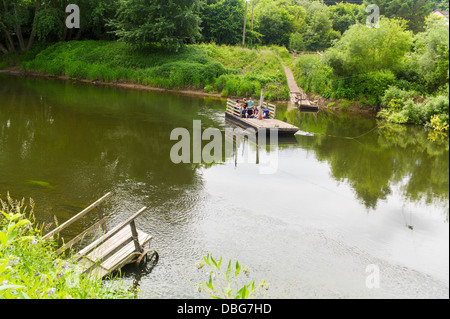 Hampton Loade Fußgängerzone Kabel ferry in Aktion am Fluss Severn Shropshire, anstrengenden Überführung Passagiere über den Fluss Severn Stockfoto