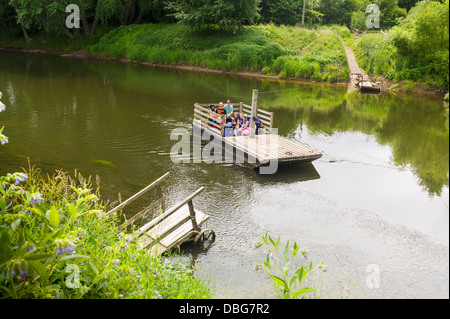 Hampton Loade Fußgängerzone Kabel ferry in Aktion am Fluss Severn Shropshire, anstrengenden Überführung Passagiere über den Fluss Severn Stockfoto