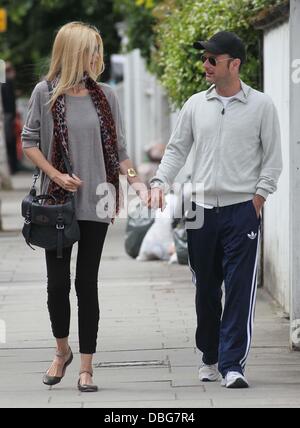 Claudia Schiffer und Matthew Vaughn gehen zusammen nach Abwurf ihrer Kinder an der Schule in London, England - 20.06.11 Stockfoto