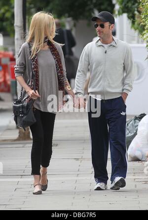 Claudia Schiffer und Matthew Vaughn gehen zusammen nach Abwurf ihrer Kinder an der Schule in London, England - 20.06.11 Stockfoto