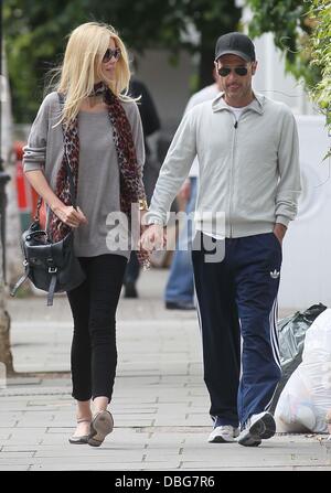 Claudia Schiffer und Matthew Vaughn gehen zusammen nach Abwurf ihrer Kinder an der Schule in London, England - 20.06.11 Stockfoto