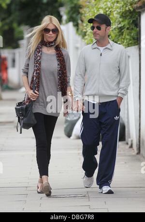 Claudia Schiffer und Matthew Vaughn gehen zusammen nach Abwurf ihrer Kinder an der Schule in London, England - 20.06.11 Stockfoto