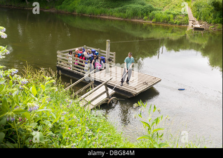 Hampton Loade Fußgängerzone Kabel ferry in Aktion am Fluss Severn Shropshire, anstrengenden Überführung Passagiere über den Fluss Severn Stockfoto