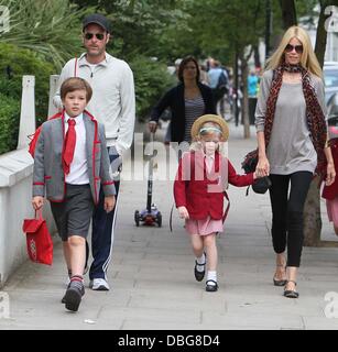 Claudia Schiffer und Matthew Vaughn gehen ihre Kinder zur Schule London, England - 20.06.11 Stockfoto