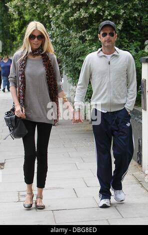 Claudia Schiffer und Matthew Vaughn gehen zusammen nach Abwurf ihrer Kinder an der Schule in London, England - 20.06.11 Stockfoto