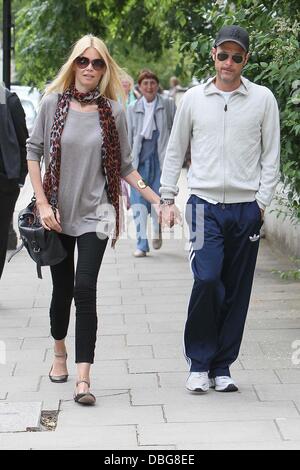 Claudia Schiffer und Matthew Vaughn gehen zusammen nach Abwurf ihrer Kinder an der Schule in London, England - 20.06.11 Stockfoto