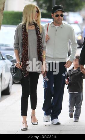 Claudia Schiffer und Matthew Vaughn gehen zusammen nach Abwurf ihrer Kinder an der Schule in London, England - 20.06.11 Stockfoto