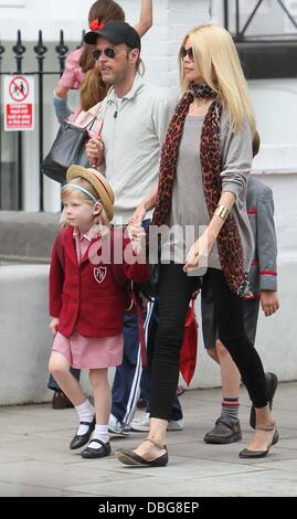 Claudia Schiffer und Matthew Vaughn gehen ihre Kinder zur Schule London, England - 20.06.11 Stockfoto