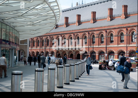 Das äußere des St. Pancras International (rechts) und Kings Cross Bahnhof in London, UK Stockfoto