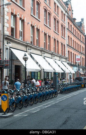 Fahrräder zu mieten (rent-a-bike) in Exchequer Street, Dublin, Republik Irland. Stockfoto