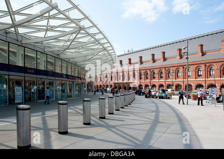 Das äußere des St. Pancras International (rechts) und Kings Cross Bahnhof in London, UK Stockfoto