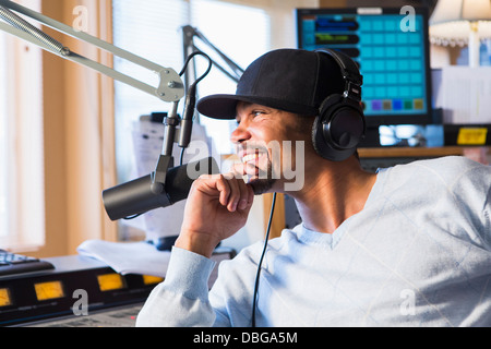 Gemischte Rassen Discjockey lächelnd im studio Stockfoto