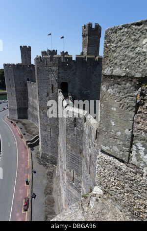 Stadt von Caernarfon, Wales. Erhöhten Blick Caernarfon Castle südlichen Außenwänden bei Castel Hill Street. Stockfoto