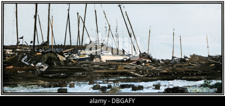 Oyster Boote stapelten sich an einem Galveston Wharf nach dem Hurrikan von 1900. Handcolorierte halftone Wiedergabe einer Fotografie Stockfoto