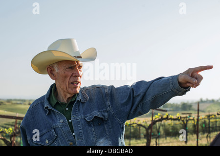 Hispanische Bauer zeigt im Weinberg Stockfoto