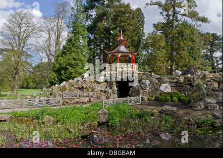 Auf dem Gelände der Woburn Abbey einer großen Steingarten abgerundet durch eine auffällige chinesischen Stil-Pagode Stockfoto