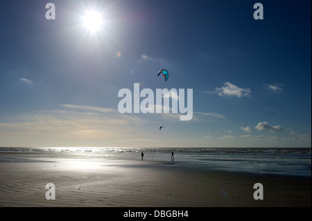 Drachenfliegen am Strand von West Wittering Stockfoto