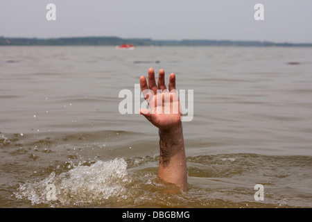 Hand des Ertrinkens Mann wartet auf Hilfe im See Stockfoto