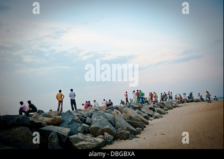 Indische Männer versammelten sich an der Strandpromenade am Marina Beach in der südlichen indischen Stadt Chennai Stockfoto