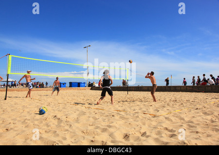 Menschen, die auf Brighton Beach Volleyball spielen Stockfoto