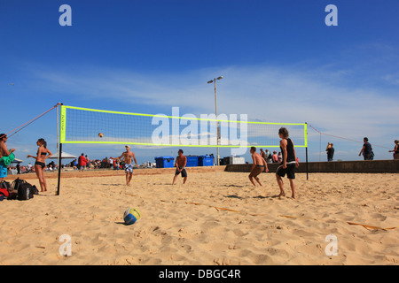 Menschen, die auf Brighton Beach Volleyball spielen Stockfoto