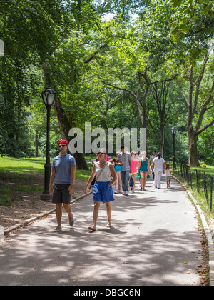 Menschen im Central Park in New York City, Manhattan, spazieren und genießen Sie einen heißen Sommertag Stockfoto