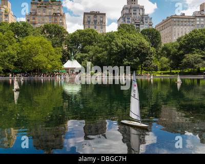 See im Central Park in New York City mit Booten Stockfoto