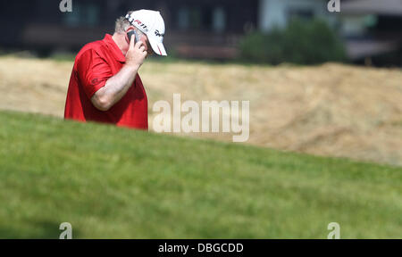 (DATEI) Eine Archivfoto vom 18. Juli 2013 zeigt Präsident des FC Bayern München Uli Hoeneß am Telefon sprechen während der Kaiser Trophy-Golf-Turnier im Rahmen des "Camp Beckenbauer" in Reith, Deutschland, 18. Juli 2013. Foto: KARL-JOSEF HILDENBRAND Stockfoto