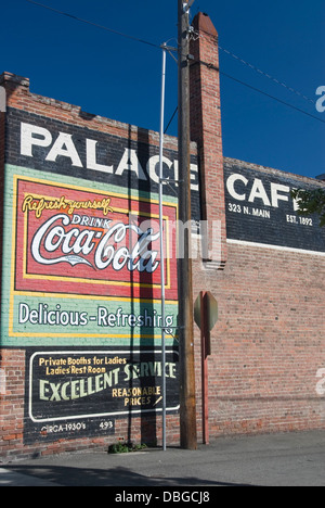 Alte Coca Cola-Wandbild-Anzeige an der Seitenwand des Palace Cafe, Ellensburg, Kittitas County, Washington, WA, USA Stockfoto