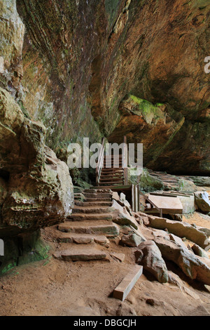Holztreppe aus Esche Cave, die Hocking Hills Region Central Ohio, USA Stockfoto