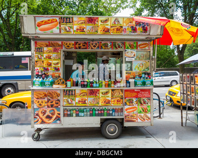 Traditionelle New Yorker Street van Imbisswagen stehen, New York City, Verkauf von Hotdogs, Burger, Brezeln und Getränken im Sommer Stockfoto