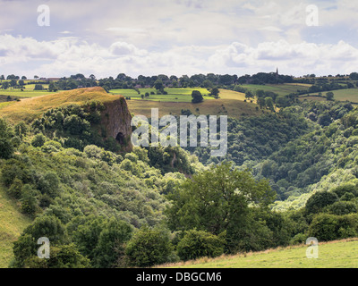 Blick auf Thors Höhle, vielfältigen Tal eine Touristenattraktion Peak district Stockfoto