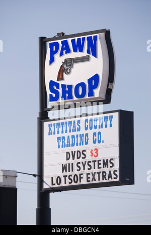 Verpfänden Sie Ladenschild mit Bild einer Pistole, Werbung, billige Wii-Systeme & DVDs, Ellensburg Trading Co, Ellensburg, Washington, USA Stockfoto