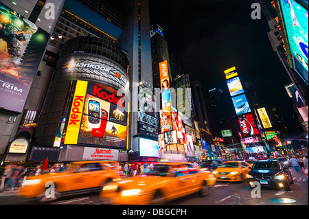 Verkehr am Times Square bei Nacht mit dem Taxi Taxis fahren durch die Straßen, New York City Stockfoto