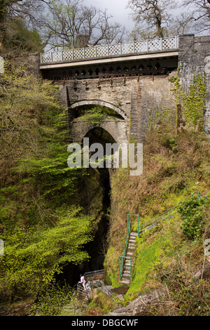 Großbritannien, Wales, Ceredigion, Teufelsbrücke, Besucher am Flussufer Aussichtspunkt drei Brücken zu sehen Stockfoto