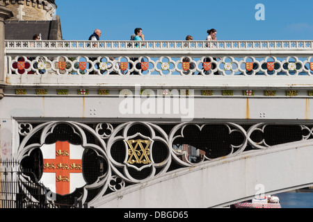 Nahaufnahme von der Ostseite der Lendal Bridge, York, UK zeigt die Stadt Wappen und Fußgänger auf dem Gehweg oben Stockfoto