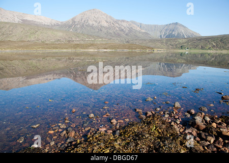 Rot Cullins spiegelt sich in Loch Ainort Isle Of Skye, innere Hebriden, Schottland, UK LA006253 Stockfoto