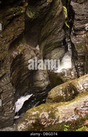 Großbritannien, Wales, Ceredigion, Teufelsbrücke, der Teufel Punchbowl, Kessel mit Wasser geformte Felsen Stockfoto