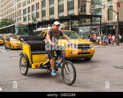 Fahrradrikscha taxi Radfahrer in New York City Stockfoto