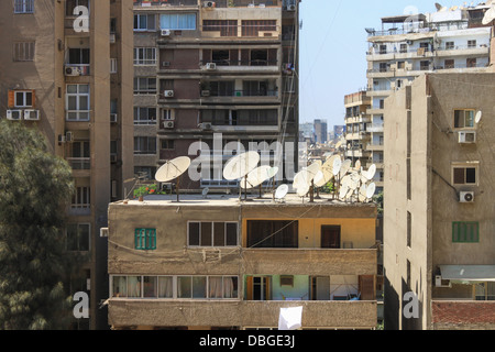 Ein Foto von einigen Wohngebäuden in Kairo. Obwohl sie heruntergekommen aussehen, haben sie alle Sat-TV! Stockfoto