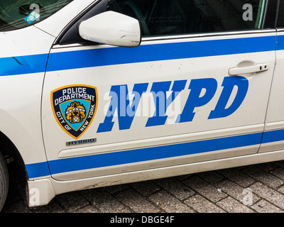 NYPD Auto, New York City Polizei-Abteilung geparkten Fahrzeug zeigt das Logo an der Tür Stockfoto