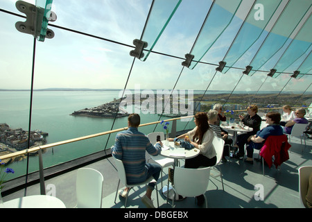 Cafe in den Wolken, Spinnaker Tower, Gunwharf Quay, Portsmouth, Hampshire, UK Stockfoto