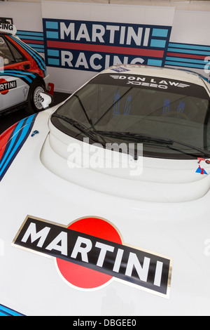 Fahrerlager auf dem 2013 Goodwood Festival of Speed, Martini Racing feiert. Mit Jaguar XJ220. Stockfoto