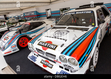 Fahrerlager auf dem 2013 Goodwood Festival of Speed, Martini Racing feiert. Lancia Delta S4 mit LC2 im Vordergrund. Stockfoto