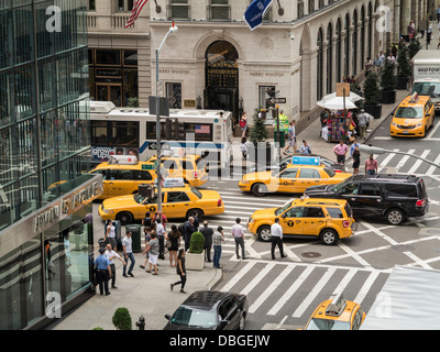 New York City Street, Downtown Verkehrsautos und gelbe Taxis auf der 5. Avenue und Leute auf den Bürgersteigen Stockfoto
