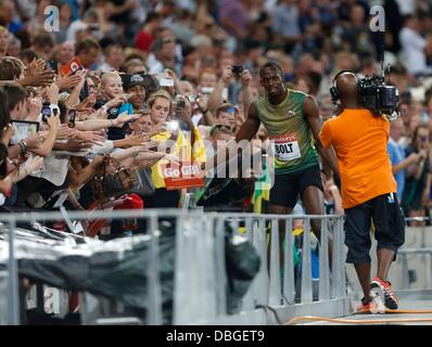 London, UK. 26. Juli 2013. Jamaikas Usain Bolt feiert Sieg der Herren 100m in einer Zeit von 9,85 Sekunden. Sainsbury Stockfoto