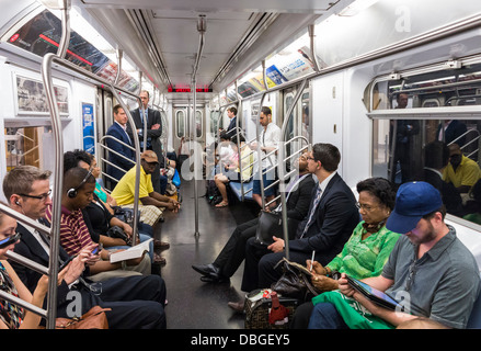 Pendler auf der New Yorker u-Bahn am Morgen Stockfoto